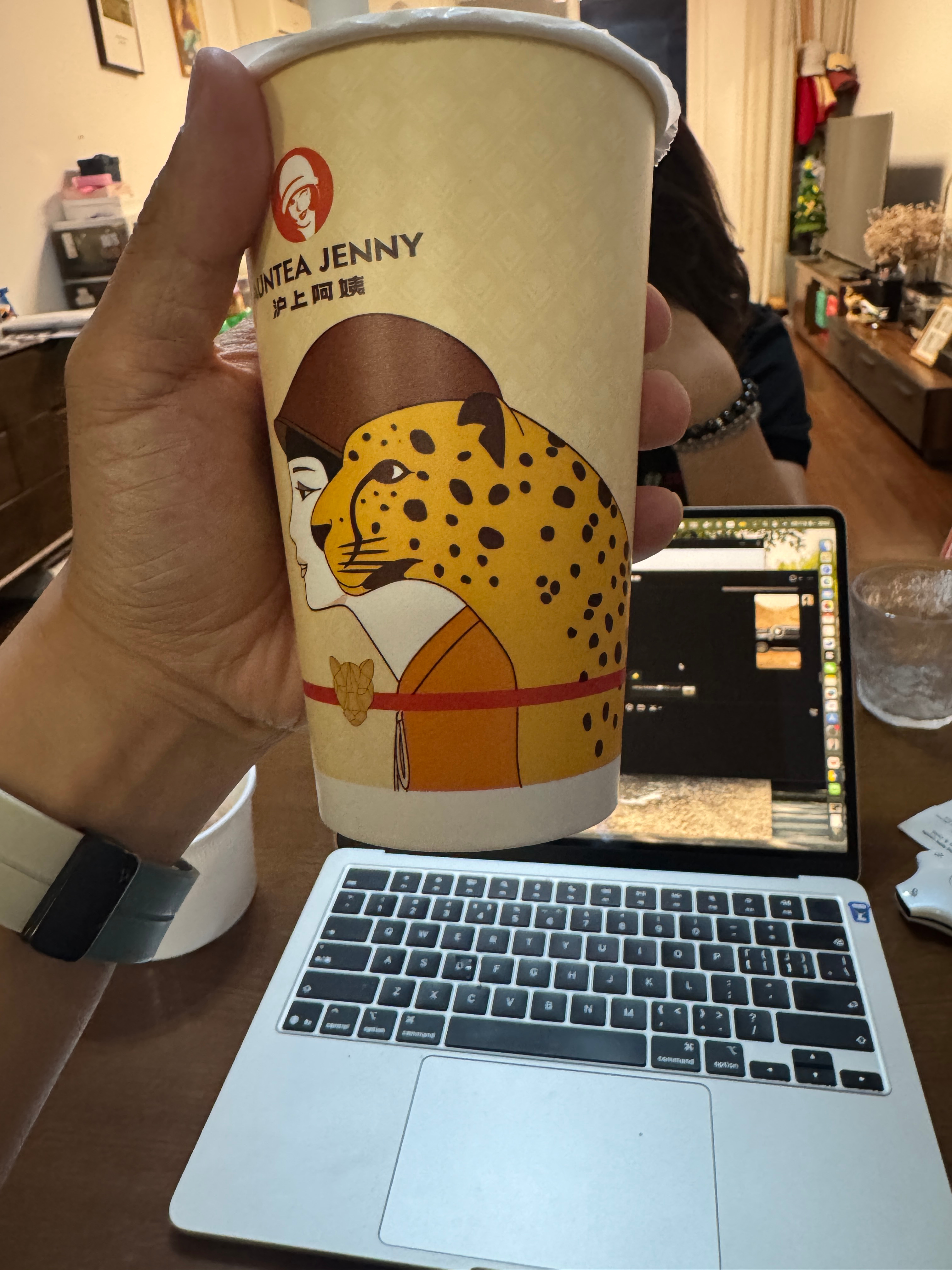 沪上少妇这个logo怎么越来越丑了这个豹子有傻必要？我第一次喝它的奶茶那个时候还
