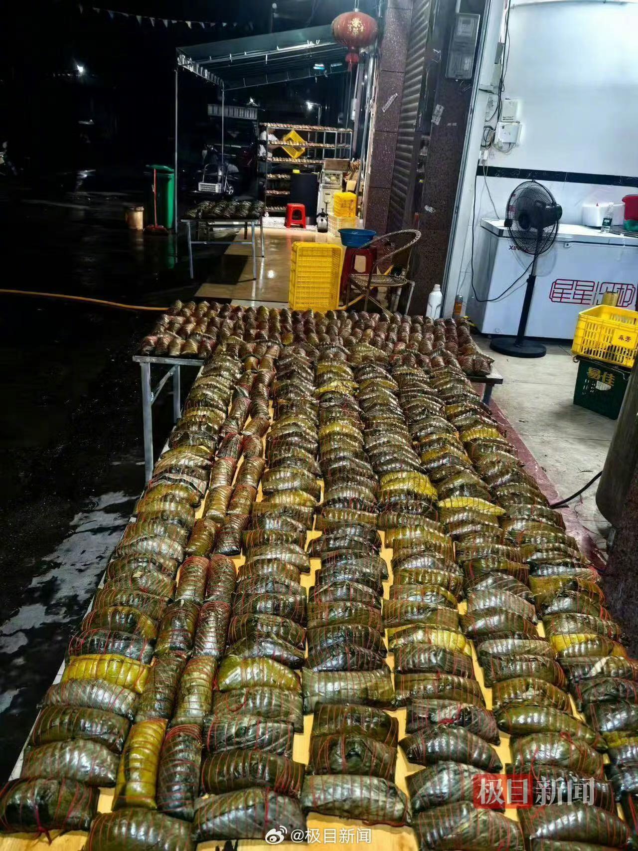 看得眼眶发酸！广西横州前段时间遭遇大水，有光着脚从洪水里逃出来的村民，小心翼翼的