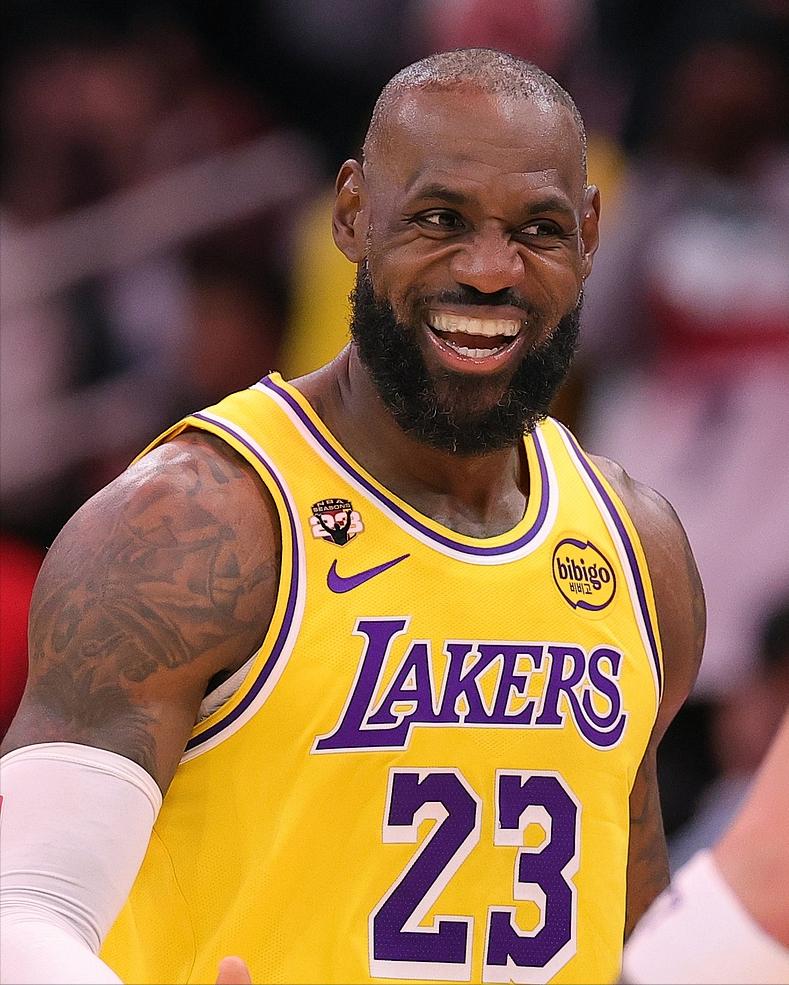 詹姆斯简直神了！

对阵火箭：14中13，30分5篮板2助攻
对阵热火：12中8