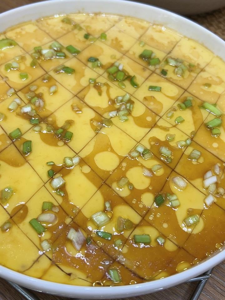 今天午餐吃蒸蛋羹和素炒青菜，好吃又健康，低脂低卡，多吃也不会胖哦