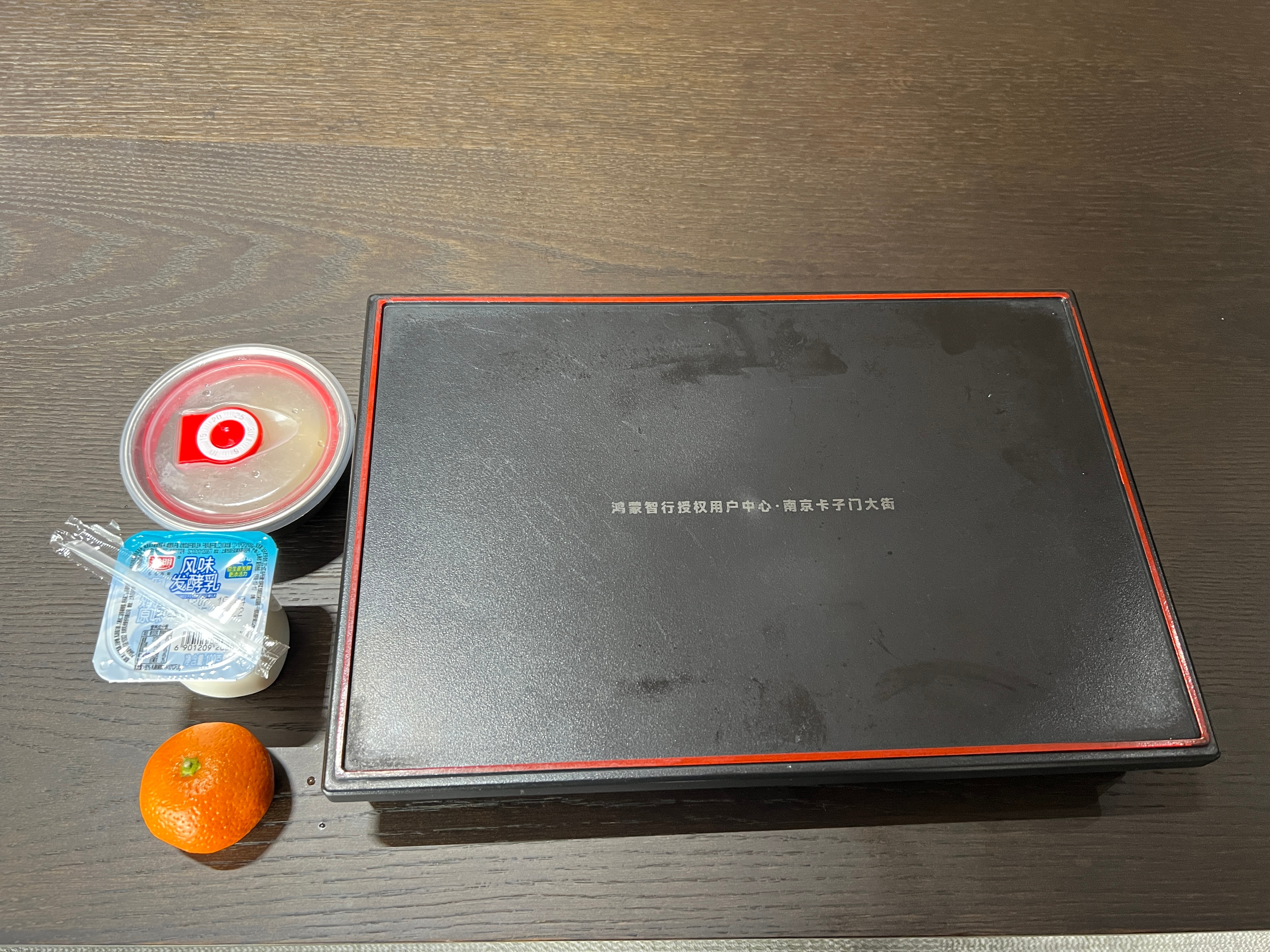 采访结束，老领导喊我出去搓一顿，我说还没体验过鸿蒙智行的客餐，今天想体验一把。大