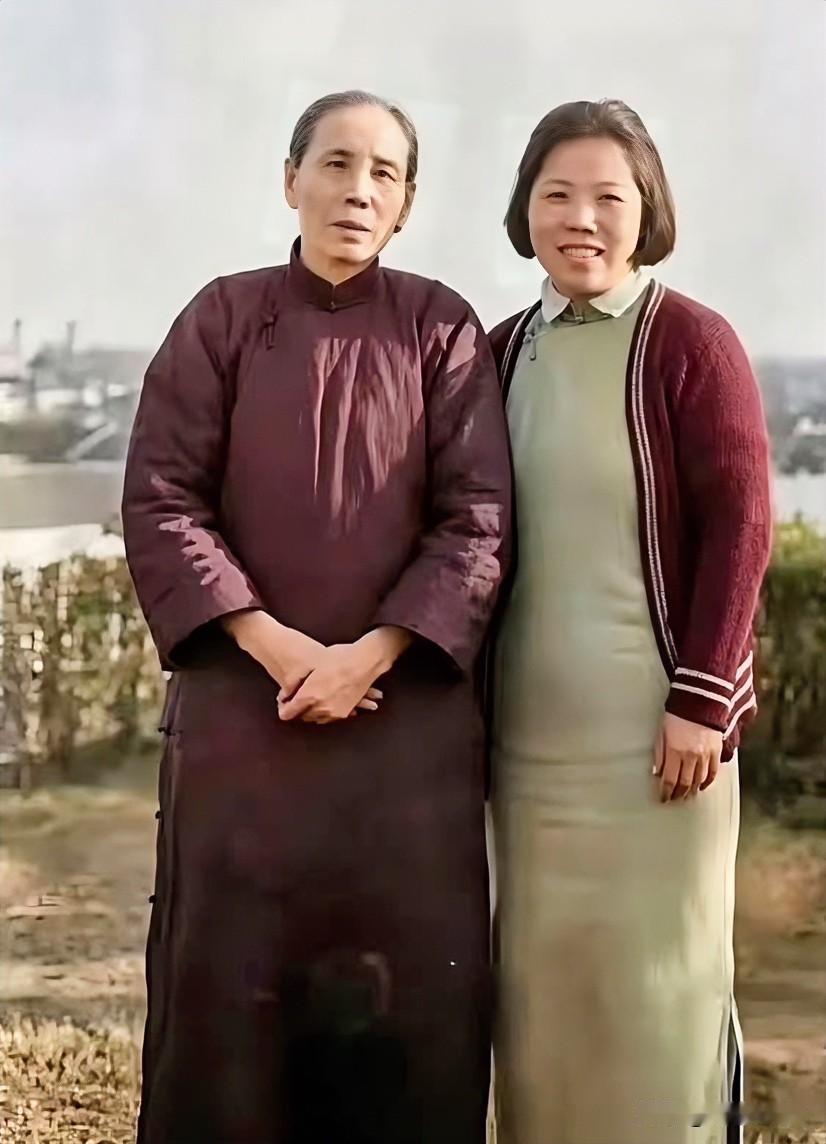 在邓颖超年幼时，丈夫曾想把她送人，母亲杨振德持菜刀：“要送人，先把我杀了。”
