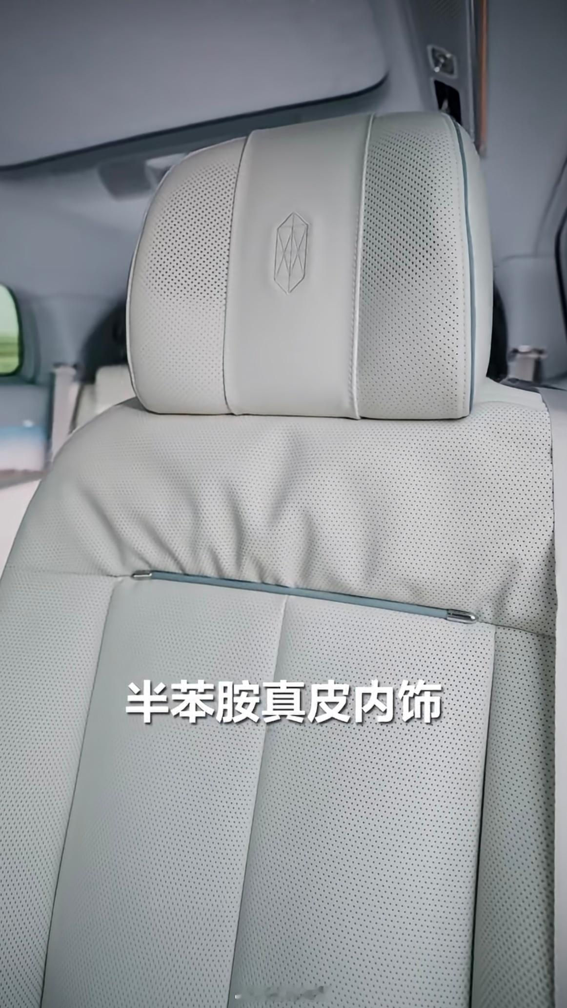 尊界V800 专属新配色——云水天青这个配色加装需15w，果然价格和颜值一样尊贵