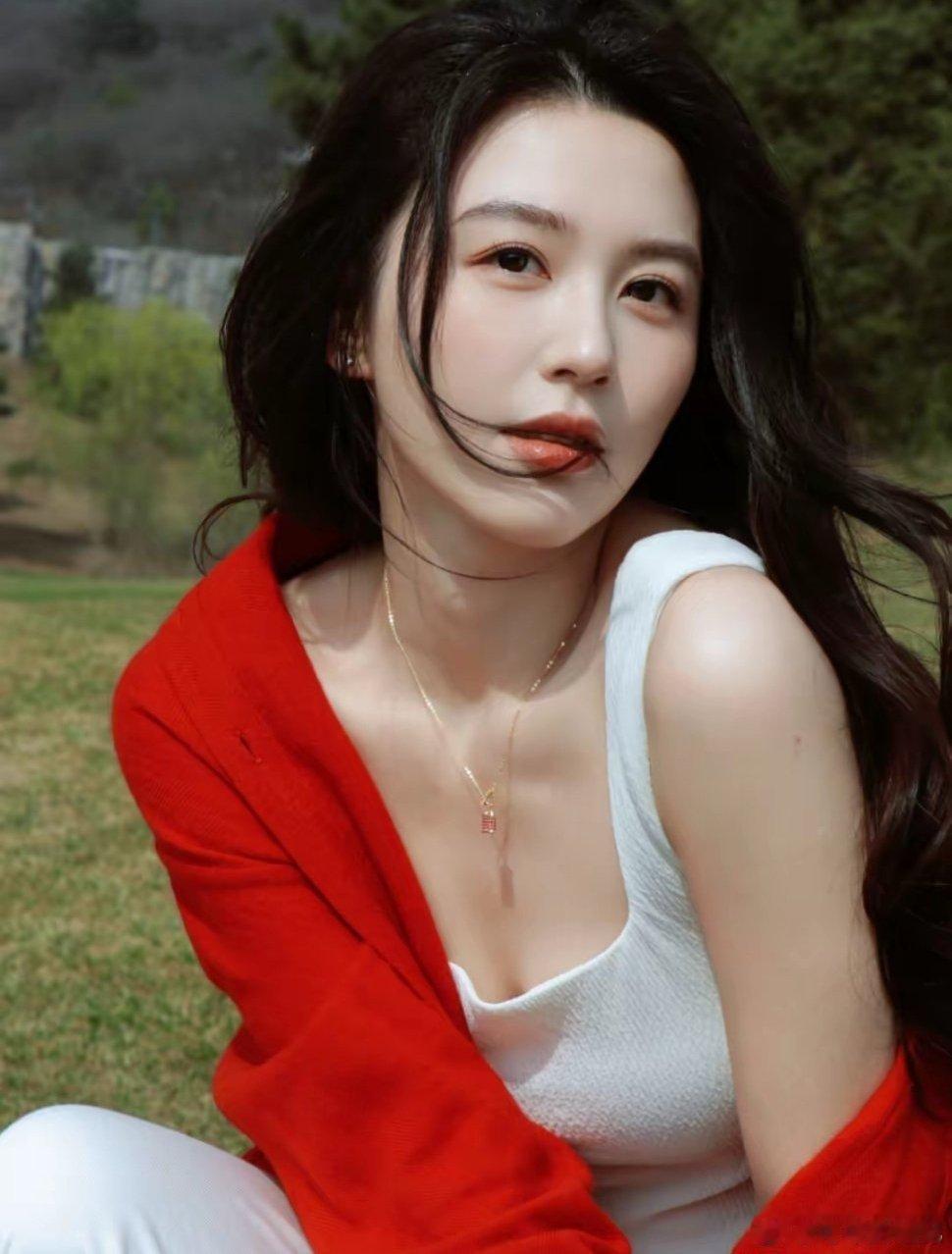 这两套穿搭那套好看？ 