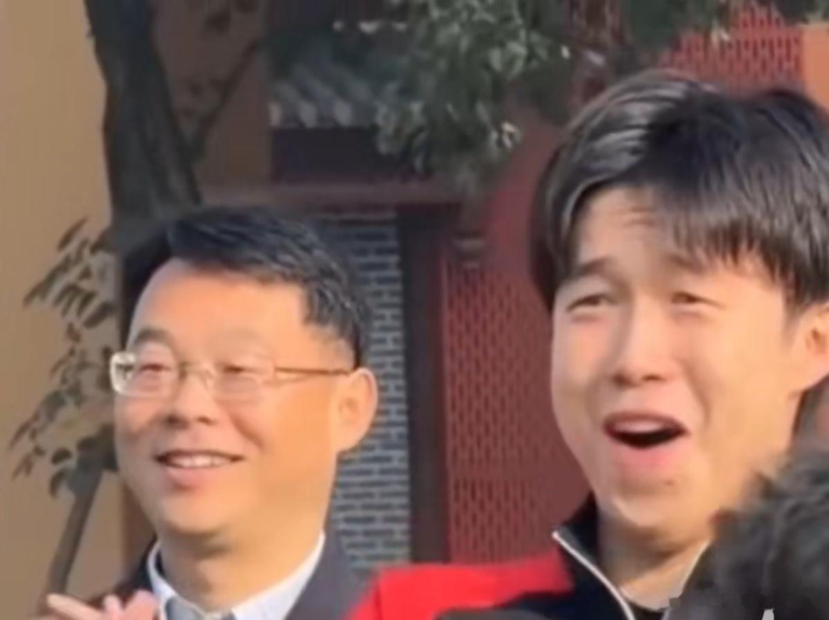 当世界排名第一的乒乓球选手王楚钦在校园活动中被小学生的球技惊出