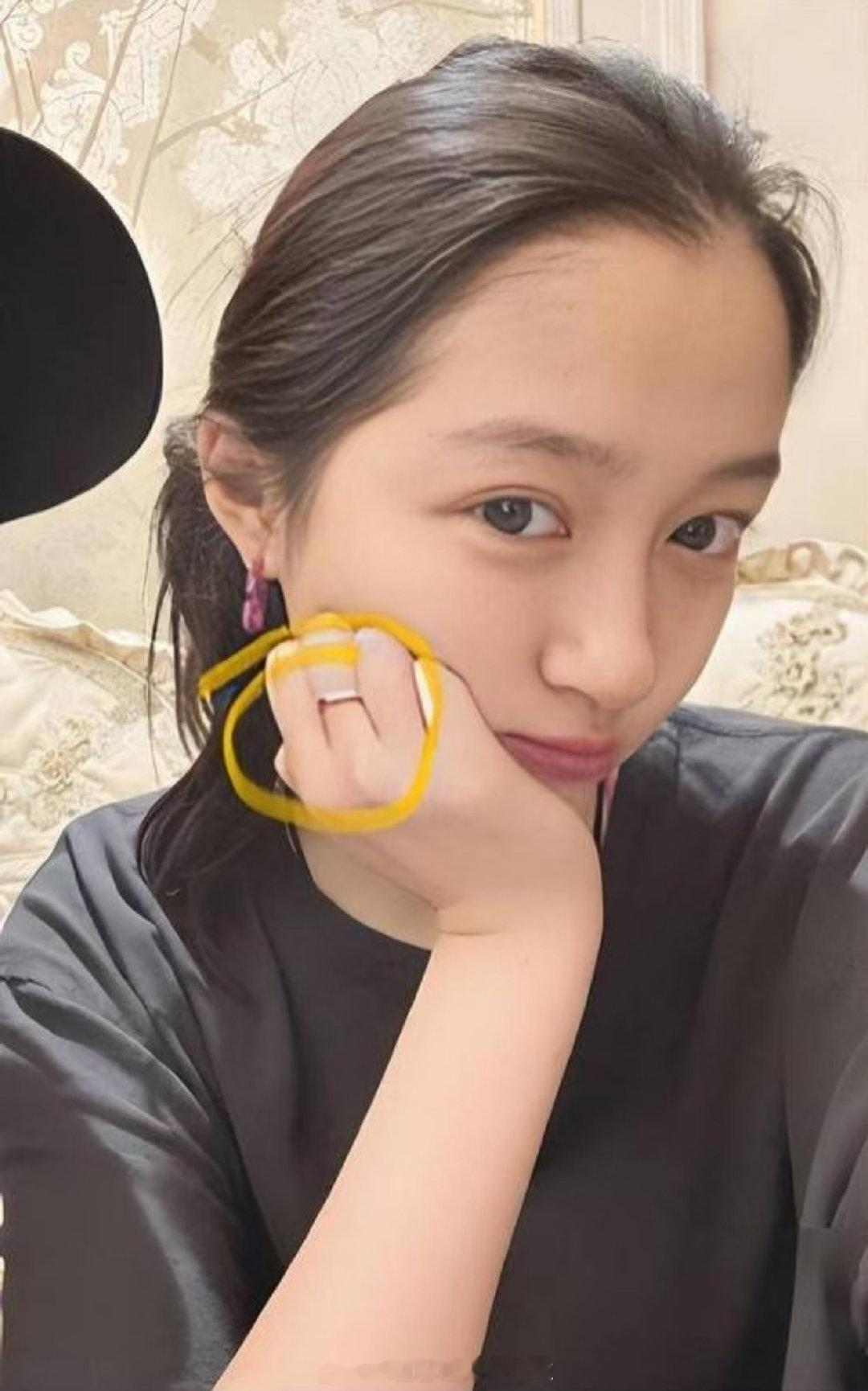 关晓彤戴戒指再上rs，网友纷纷猜测是不是和鹿晗好事将近。今年和鹿晗的恋情上了好几