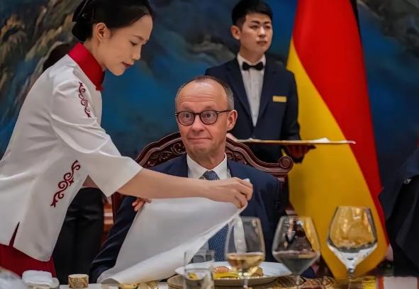 默茨来访，高规格接待，服务的女生都是惊鸿一瞥。

国宴上，服务人员的风采，把外宾