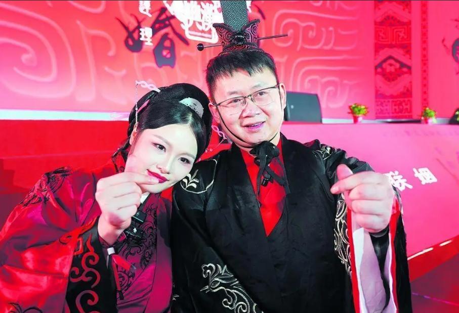 2008年5月12日，汶川大地震中，22岁的济南军区侦察兵梁智斌在青川县废墟中徒