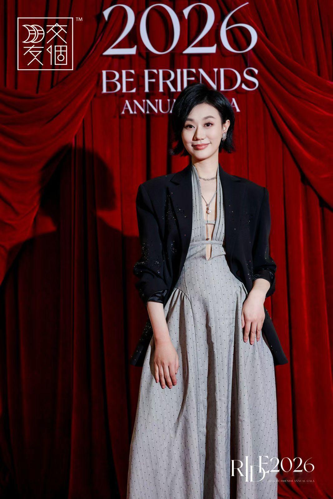 黄金白银直线下跌 每年过年都会想着去买个金饰品，今年的我就很克制，用原来的首饰加