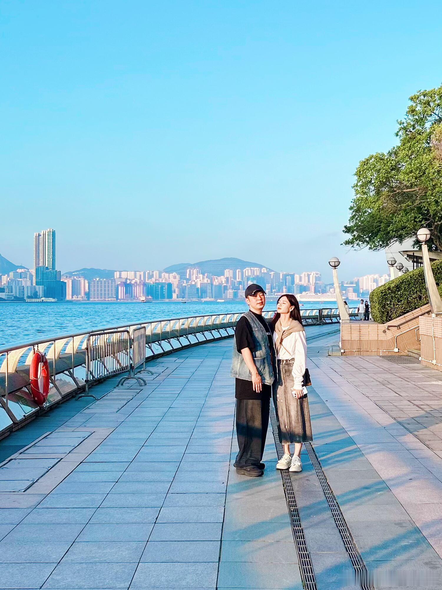 #香港偶遇杜海涛沈梦辰##杜海涛沈梦辰香港度假# 香港偶遇杜海涛沈梦辰，结婚两年