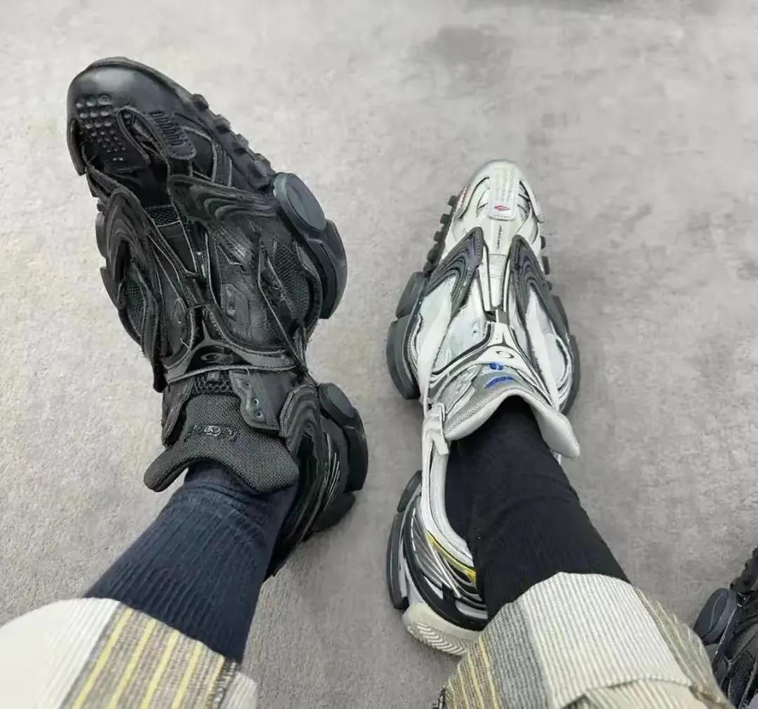 这是巴黎世家的最新款鞋子，售价上万元。我却觉得这鞋子怪模怪样，看着都别扭，更别说