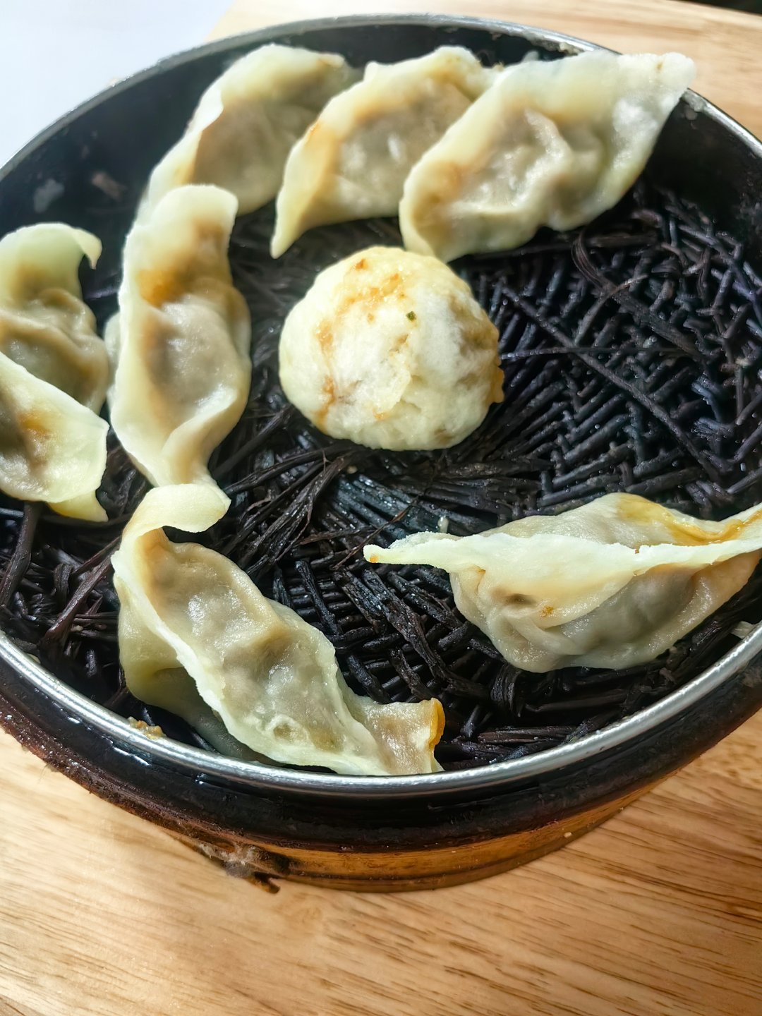 *在路上*哇，吃到熟悉的小笼包子了，不甜的...蒸饺一般，同样的馅儿，咋会这样.