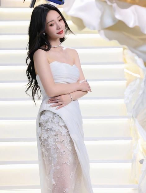 一年前的柳岩姐姐 翻了女神柳岩网络个人账号，能以抹胸造型出现的还是一年前。如今的