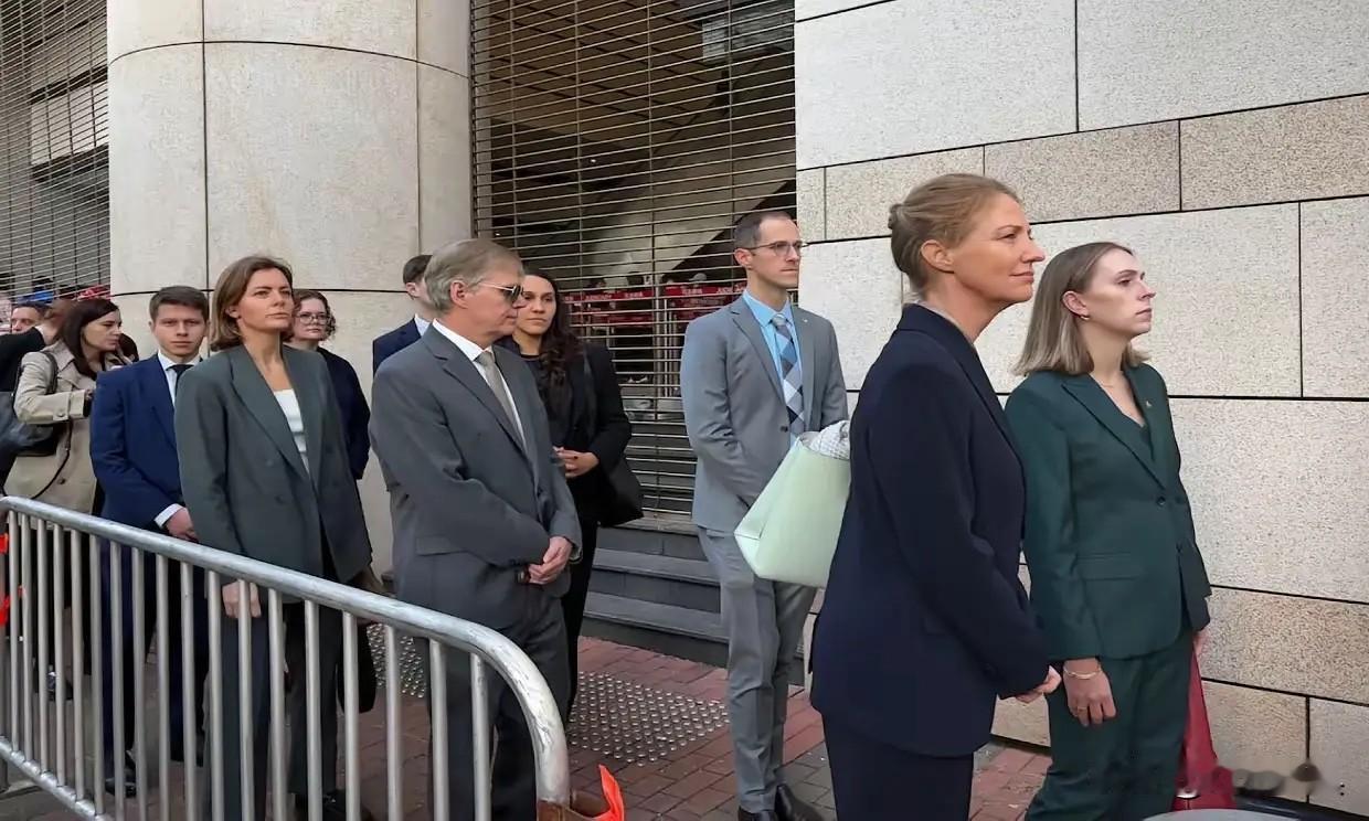 黎智英庭审定罪！

反中乱港骨干分子黎智英日前出庭受审，到现场旁听的有许多外国人