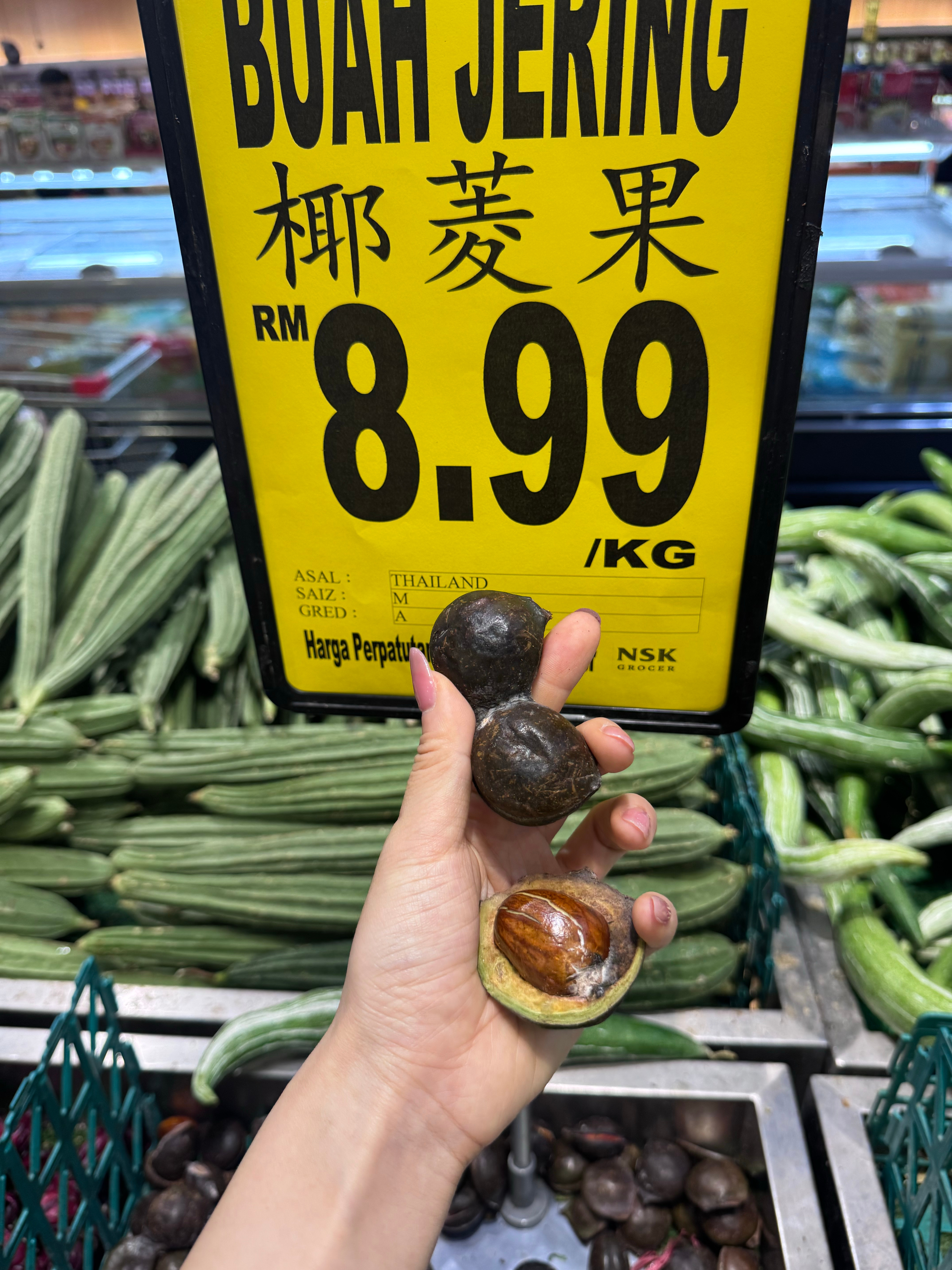 在蔬菜区兴奋得又蹦又跳 也太好玩了！太好玩了！！！到底有多少新鲜玩意儿！！！！！