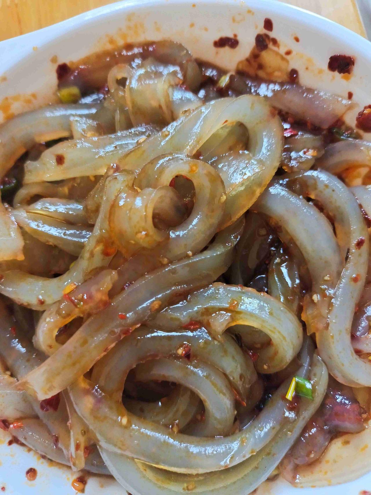 宜宾商周镇宝藏小吃！伤心凉粉+凉面+凉糕，三样才9块，吃到过瘾✨
 
去宜宾逛吃