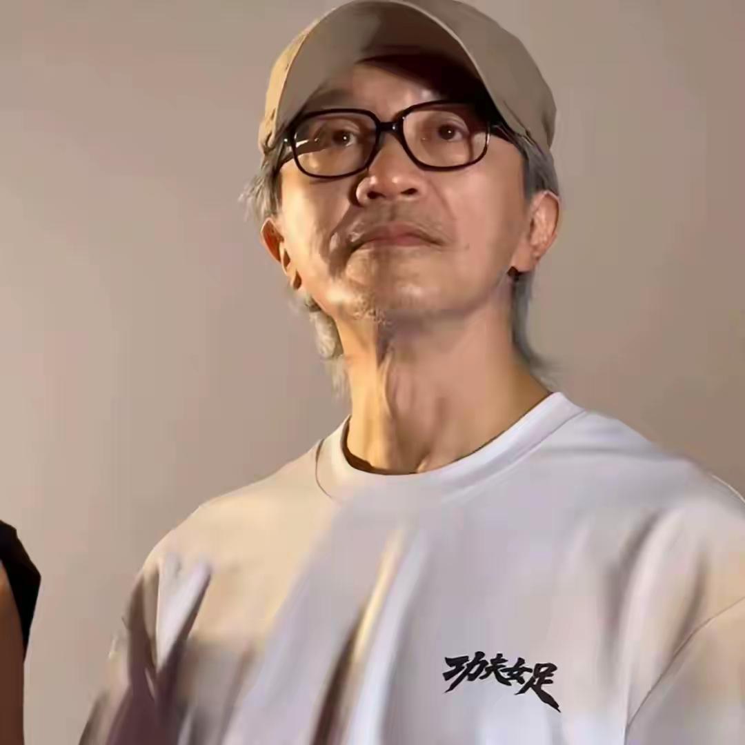 周星驰，现在大家都喜欢称呼他为星爷，我对他印象最深还是停留在他演的《唐伯虎点秋香