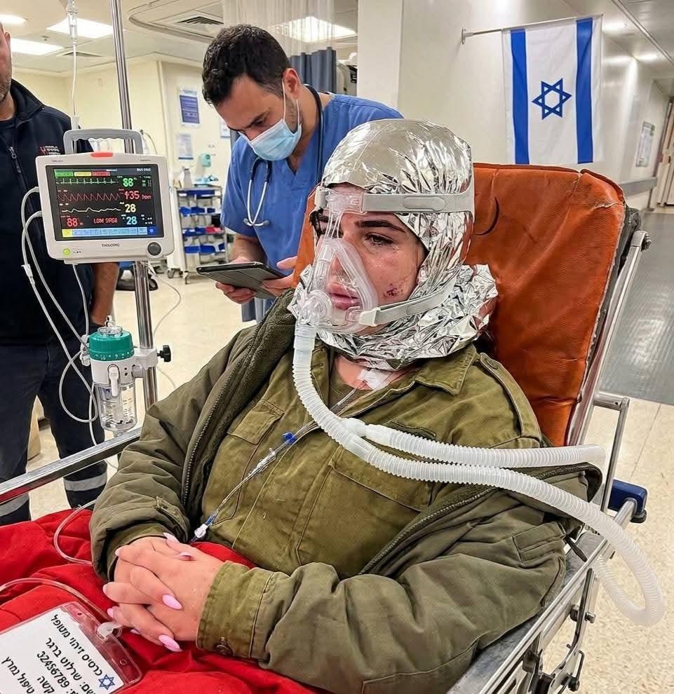 展示了以色列国防军（IDF）女兵朱丽叶塔（Julieta）在医院接受治疗的照片；