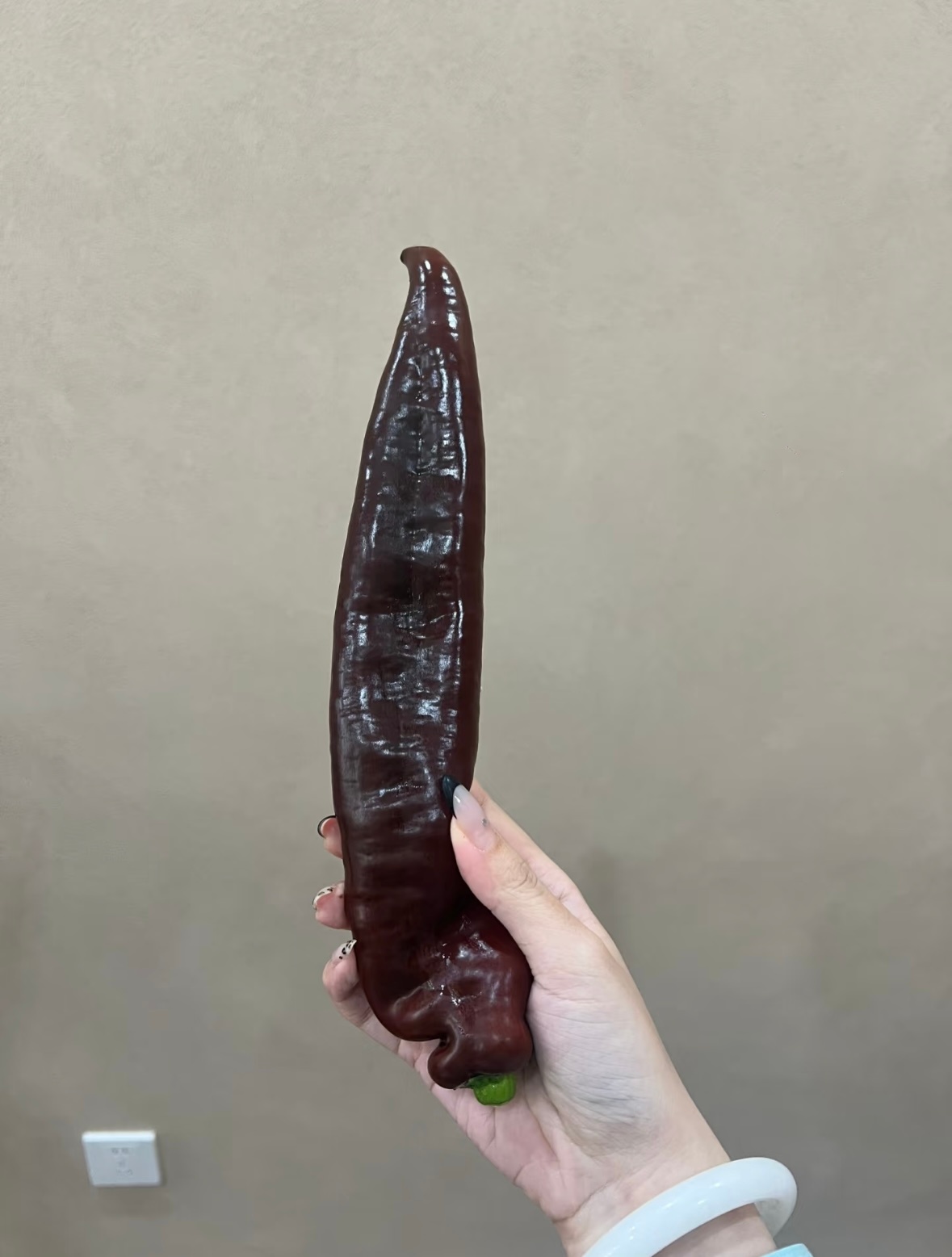 离谱的护肤真相1、痘肌是可以化妆的，像控油持妆类的化妆品和矿物质粉饼这些都能用，
