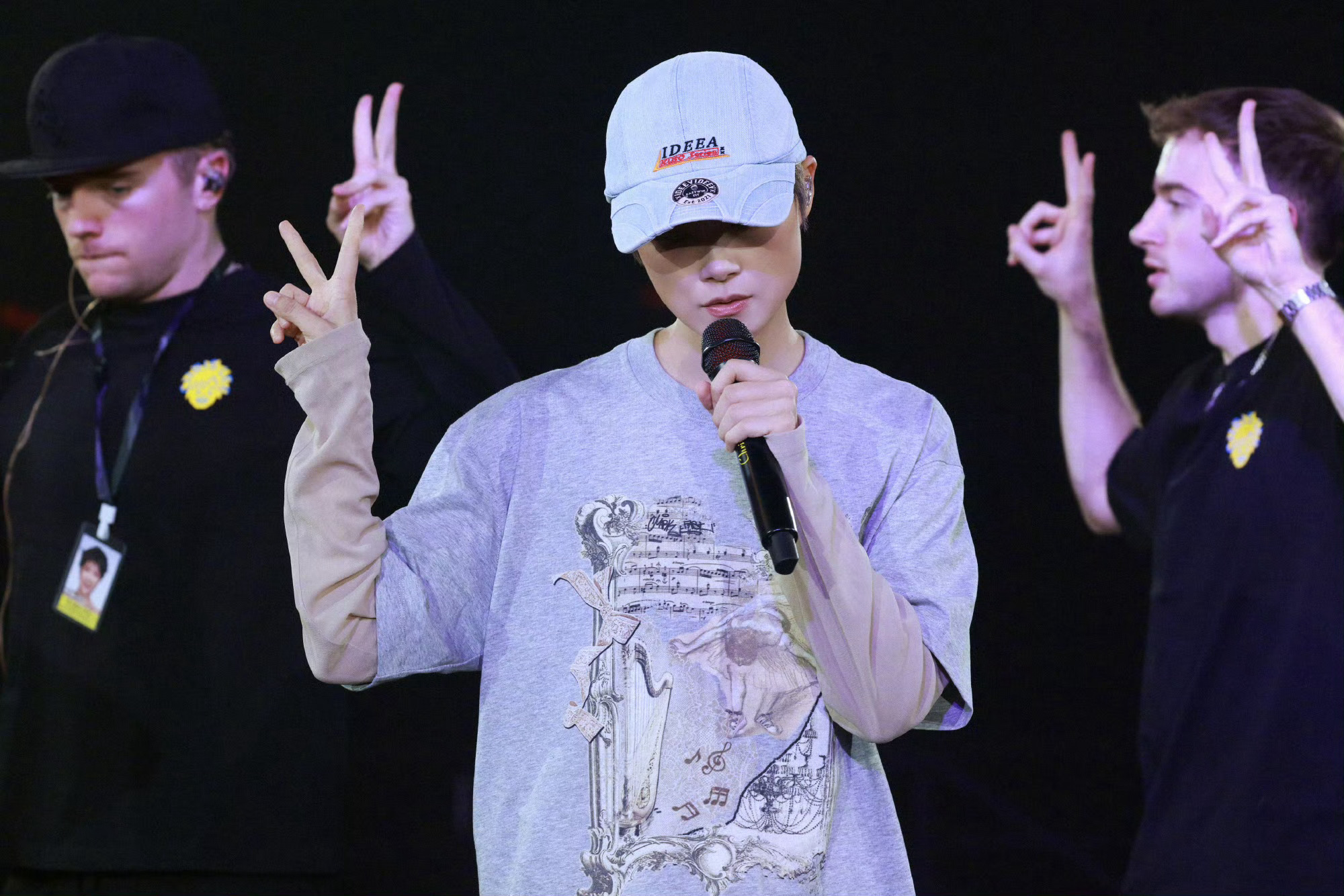 肖战给李宇春北京演唱会送花篮肖战给李宇春北京演唱会送上花篮啦，这份情谊好暖心[开