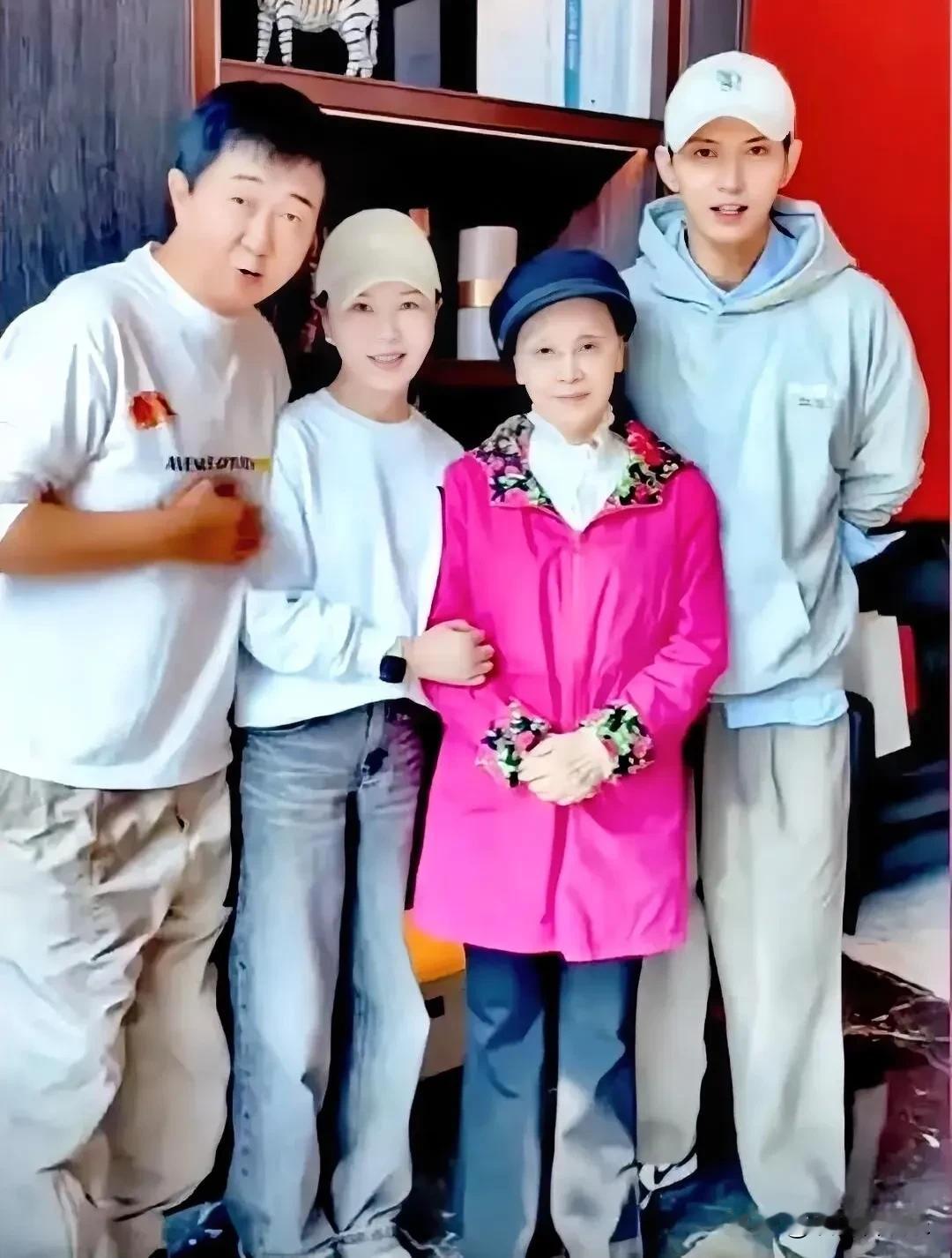 79岁老艺术家李谷一与付笛声夫妇同框，李谷一身形消瘦，气质依旧。一首《难忘今宵》