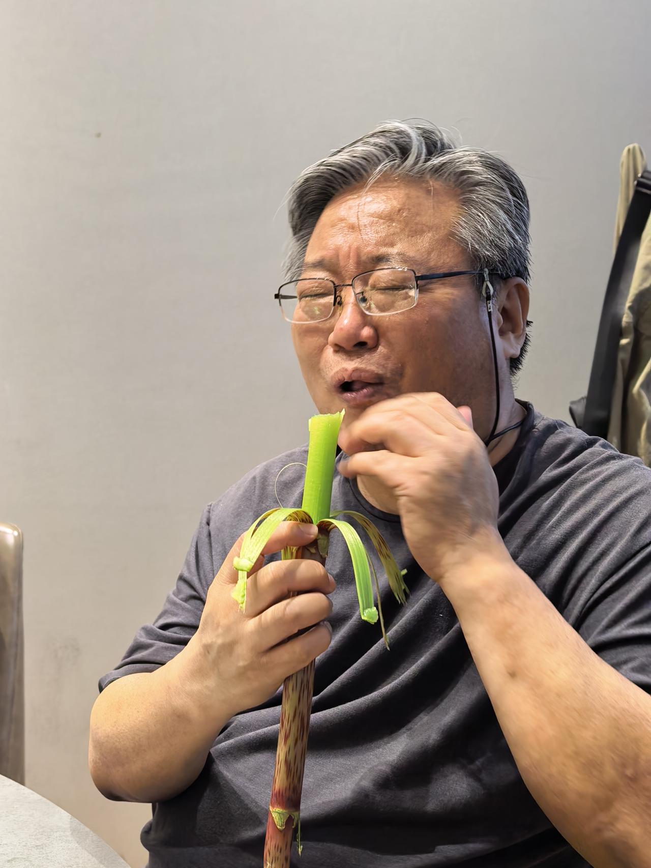 全杭州写诗写文章做美食最好的体育老师许志华带了点植物进来，我腮帮子瞬间酸了，嘴里