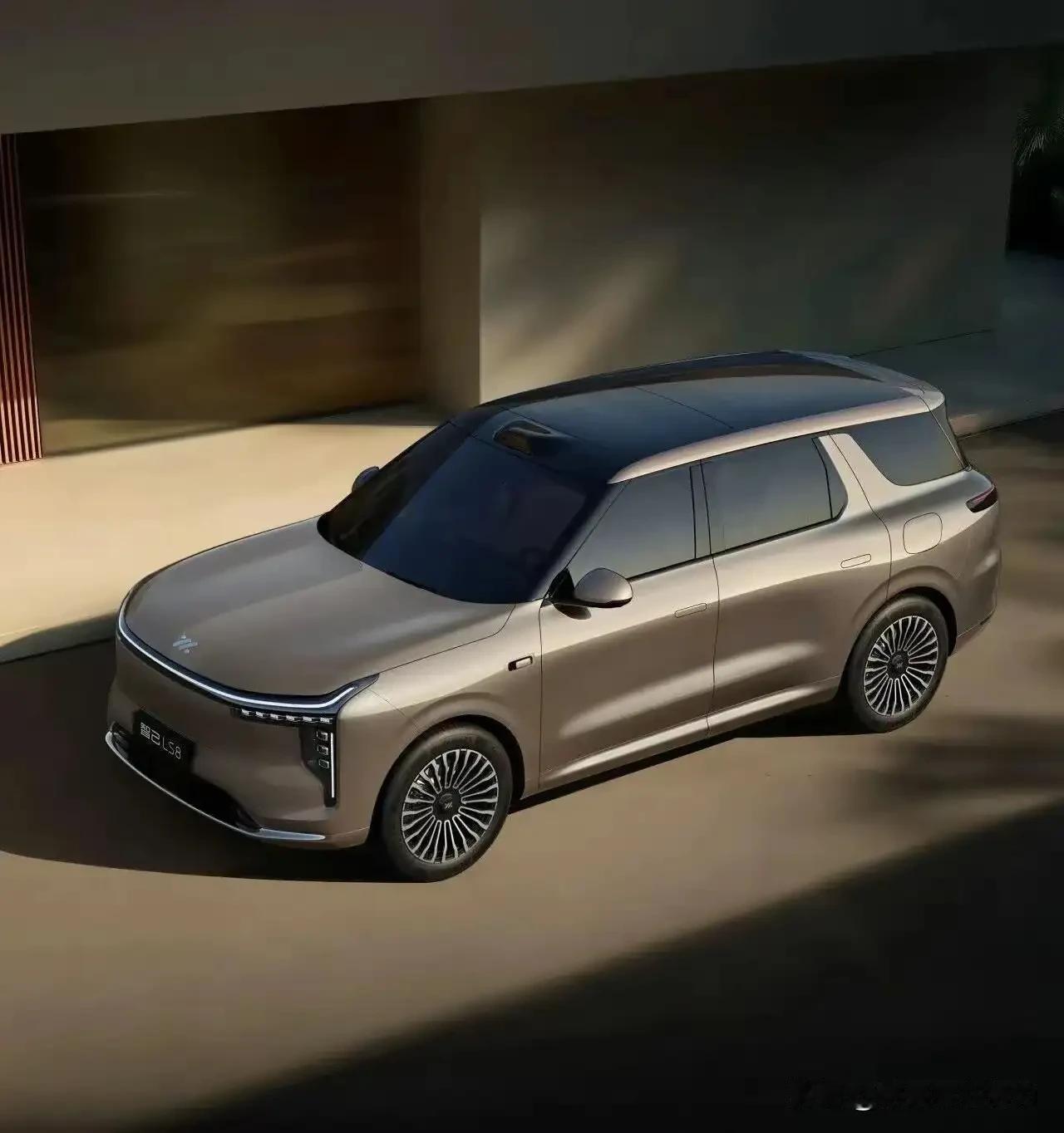 出发前，我在智己APP上规划路线，它那个充电地图真帮了大忙。哪个服务区有桩、有几