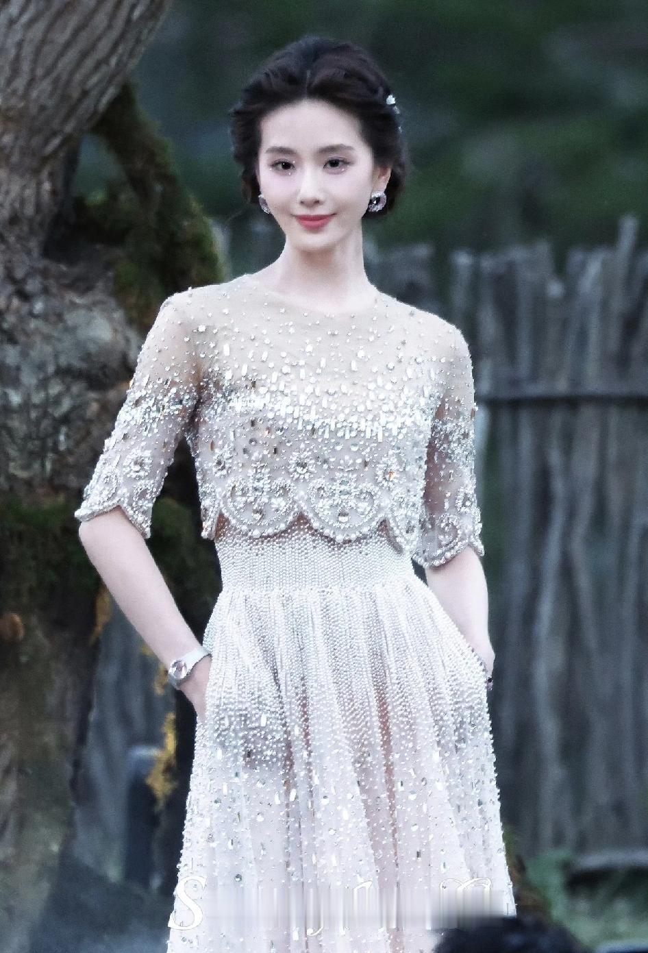 为啥很多人吐槽刘诗诗端着 撅脖子
人家本来就是从小学芭蕾舞的
仪态端正早已形成肌