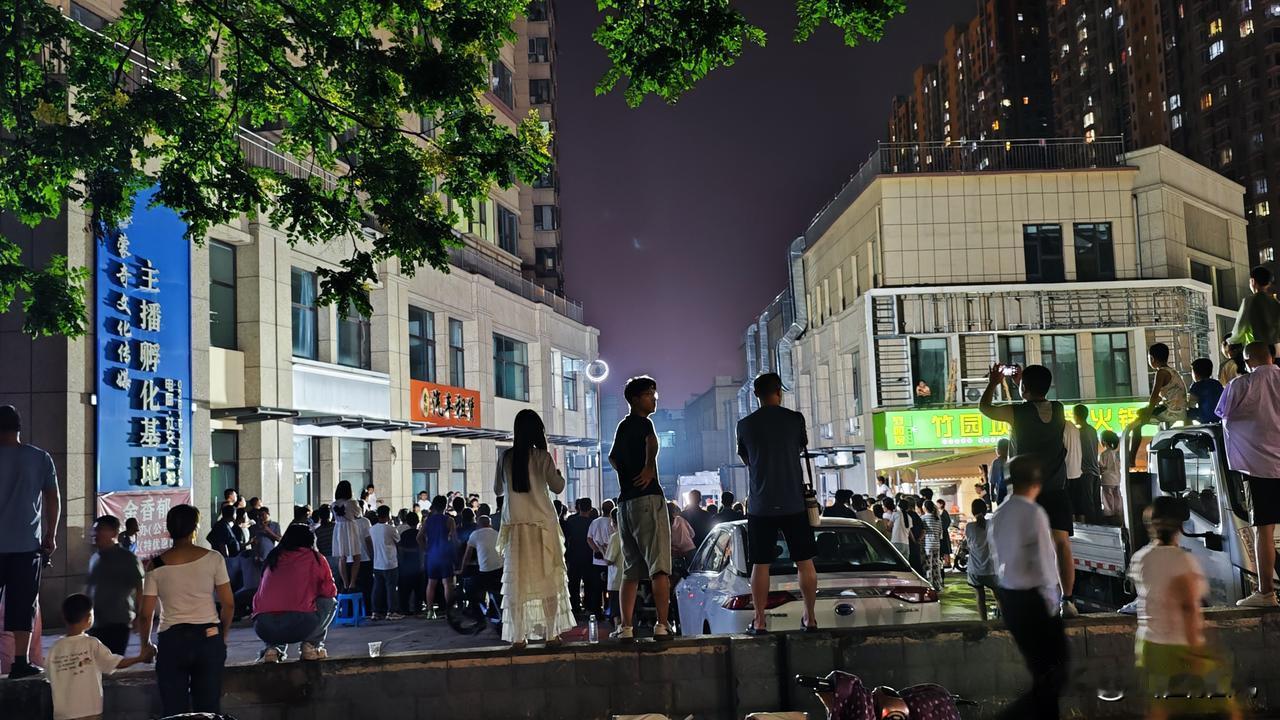 夕阳给太原小井峪街头镀上金边，空地上早挤满了人，里三层外三层把圈子围得水泄不通。
