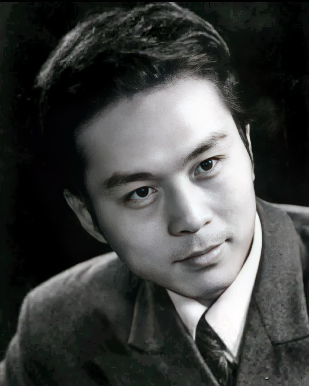 大家还记得这位男演员吗？
 他今年72岁，生于北京，回族，国家一级演员。他复员后