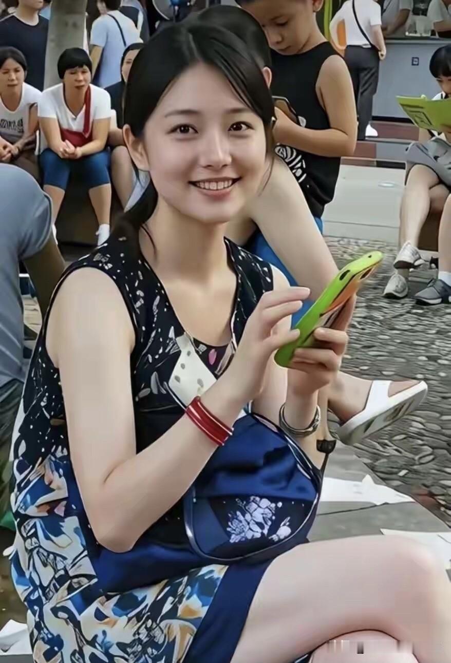 她好美啊，长着一张国泰民安的脸，拿着一个手机安安静静坐在那里，有一种岁月沉淀的美
