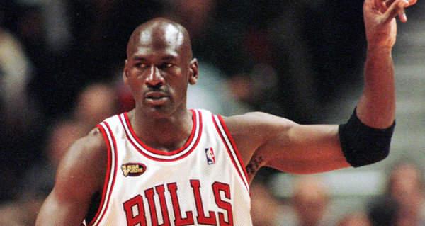 迈克尔·乔丹在首次以嘉宾身份参与NBC的NBA转播时，谈到了自己对篮球的热爱，以