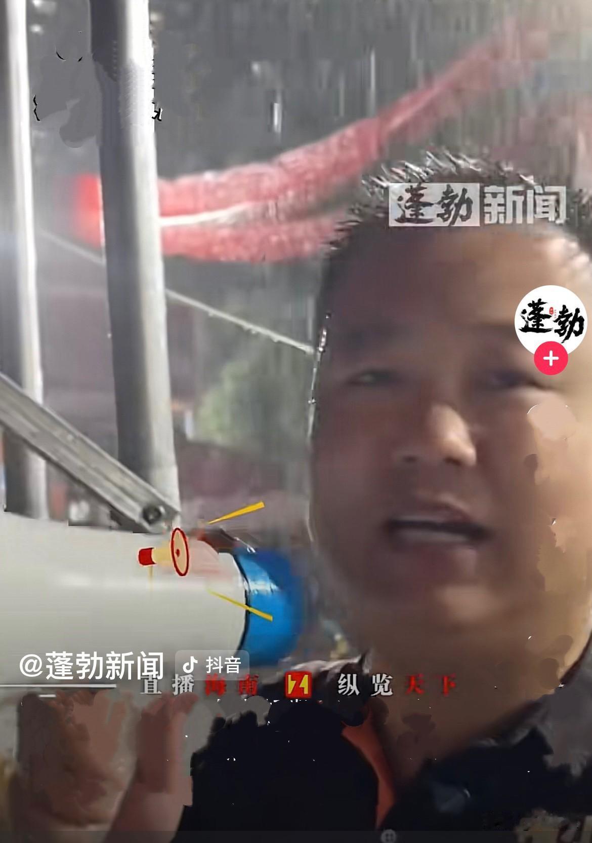 近日，石家庄一家烧烤店里座无虛席，屋外大排档的棚子下更是坐满了食客，足足70桌客