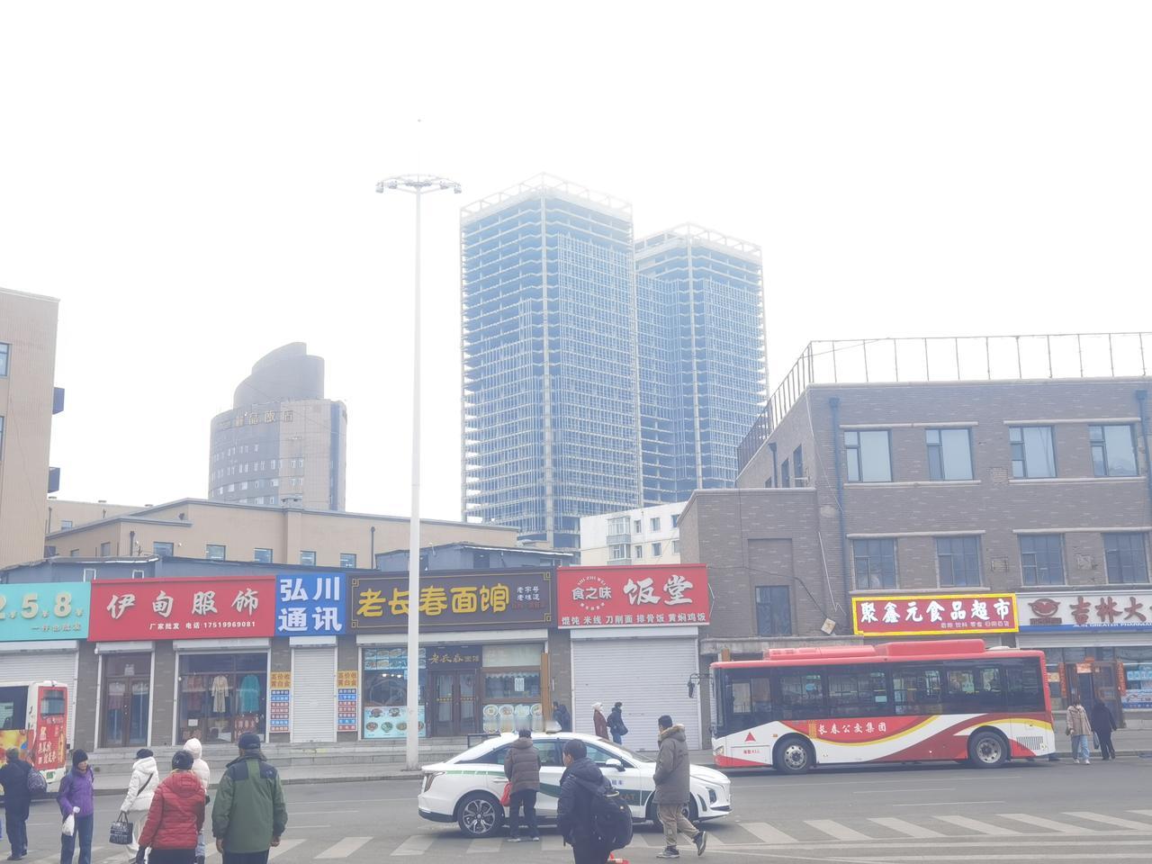 长春市有没有领导把人民大街长江路步行街这座烂尾楼给改造一下？
我2000年来到长