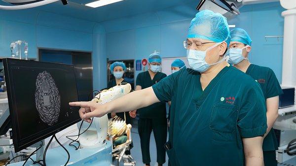 11月26日，华中科技大学同济医院成功完成了我国首例“医保价”脑机接口手术，为高