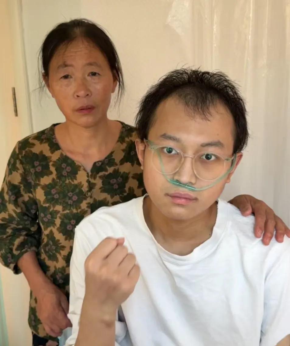 生命之重，母爱之深
25岁的郭杰躺在病床上，第九次化疗的痛苦没有磨灭他眼中的光。