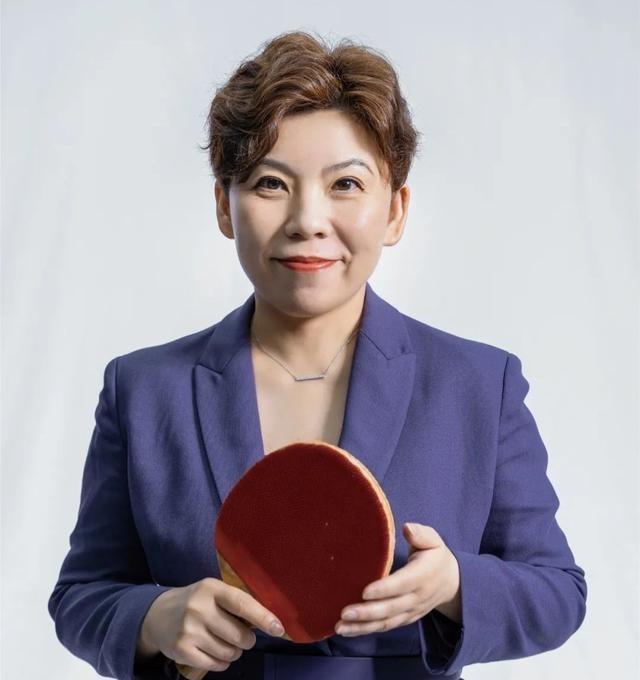 记者问邓亚萍：“你觉得中国乒乓球男队现在遇到的困难大不大？”邓亚萍说：“我觉得我