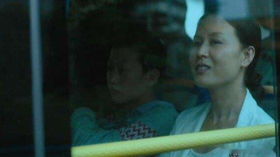 凤凰新闻【《监狱来的妈妈》引争议，上海市电影局通报】近期收到市民对影片《监狱来的