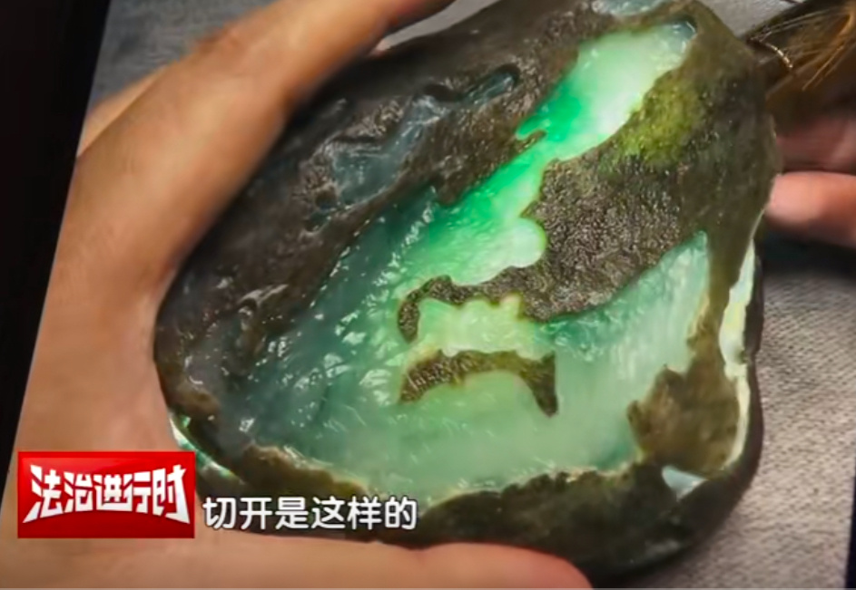 女子花368888赌石切开不满意想退款 “切出来的东西不满意 凭啥不给退？”[d