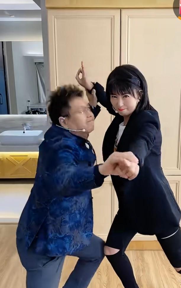 “闫学晶王为念跳舞像打军体拳”冲上热搜！
我笑得手机砸脸——这哪是舞蹈，分明是《