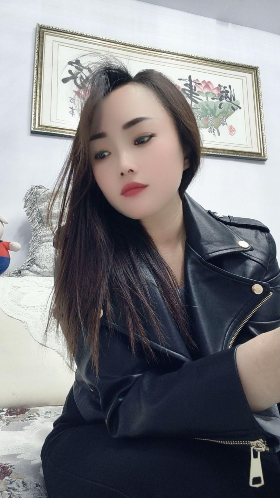 “幸福不是要很多人爱我  而是我爱的人也真心爱我”