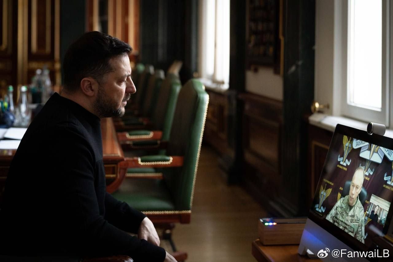 泽连斯基听取了总司令西尔斯基的报告。前线局势紧张，但俄的进攻并未取得成效。俄试图