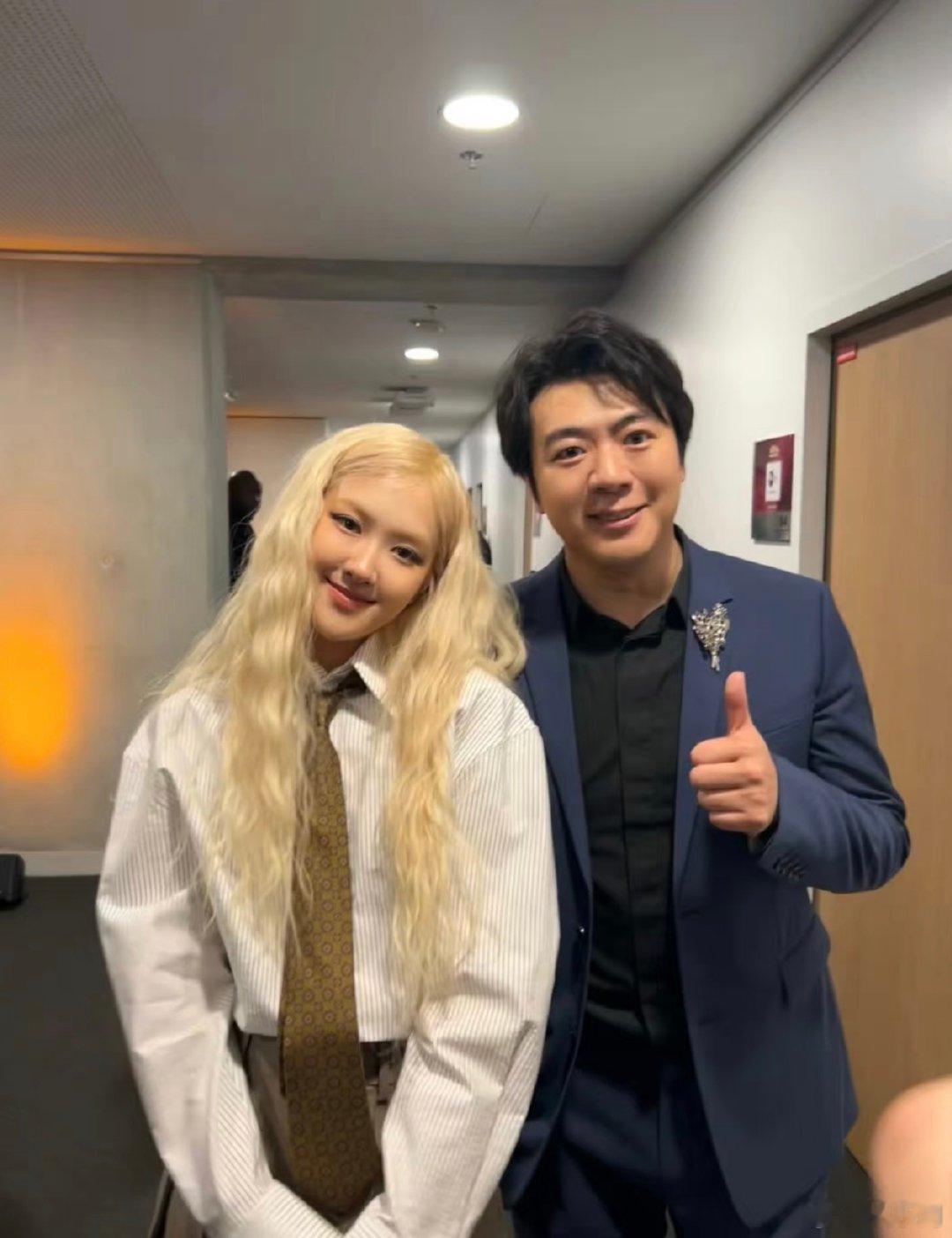 郎朗朴彩英合照  郎朗朴彩英合影  郎朗发了和朴彩英合照，破次元合作了诶！ 