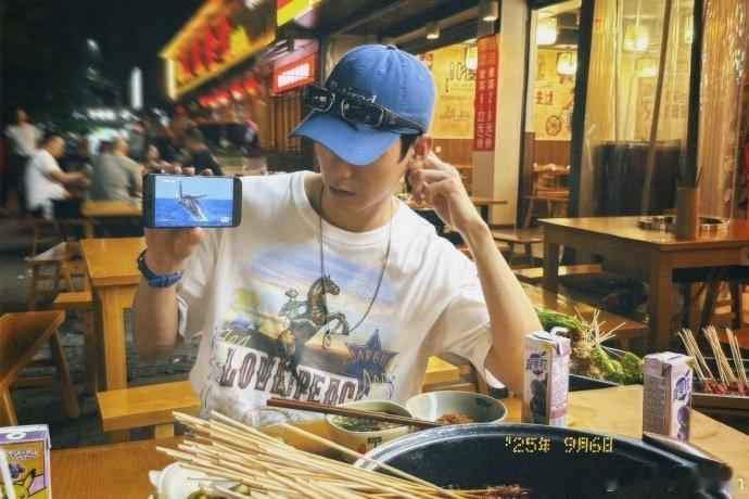 龚俊第一视角看鲸鱼 龚俊从盼鲸委屈小狗变开心小狗，看鲸vlog超可爱 ​​​