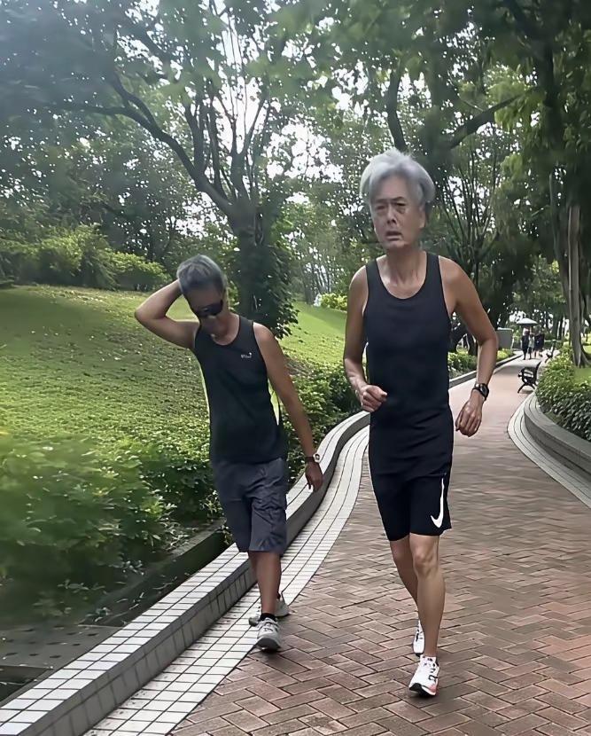 虽然发哥71岁了，但他真的不显老，头发花白，人看着却很硬朗，还是很帅的样子，嘻嘻