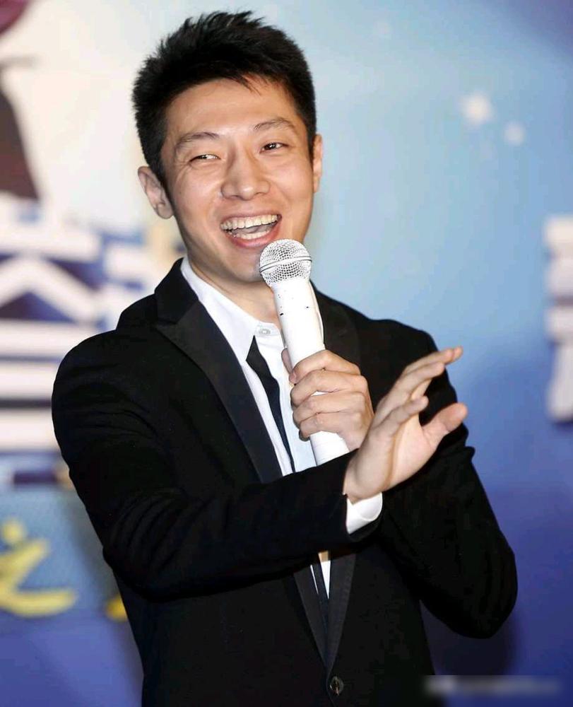 别再吹北大了，网友早就烦了。
看看早期评论：
“北大才女靠自黑走红？浪费教育