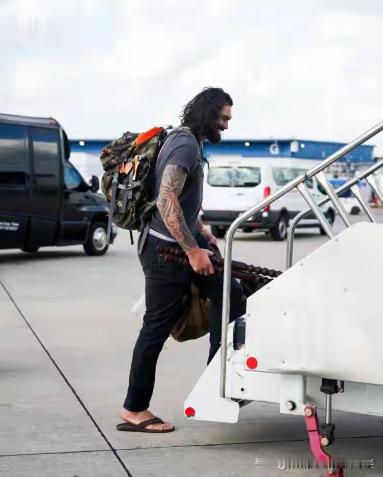 火箭众将登机前往克利夫兰，看着亚当斯穿着拖鞋，不得不说火箭全员属亚当斯最火力大。