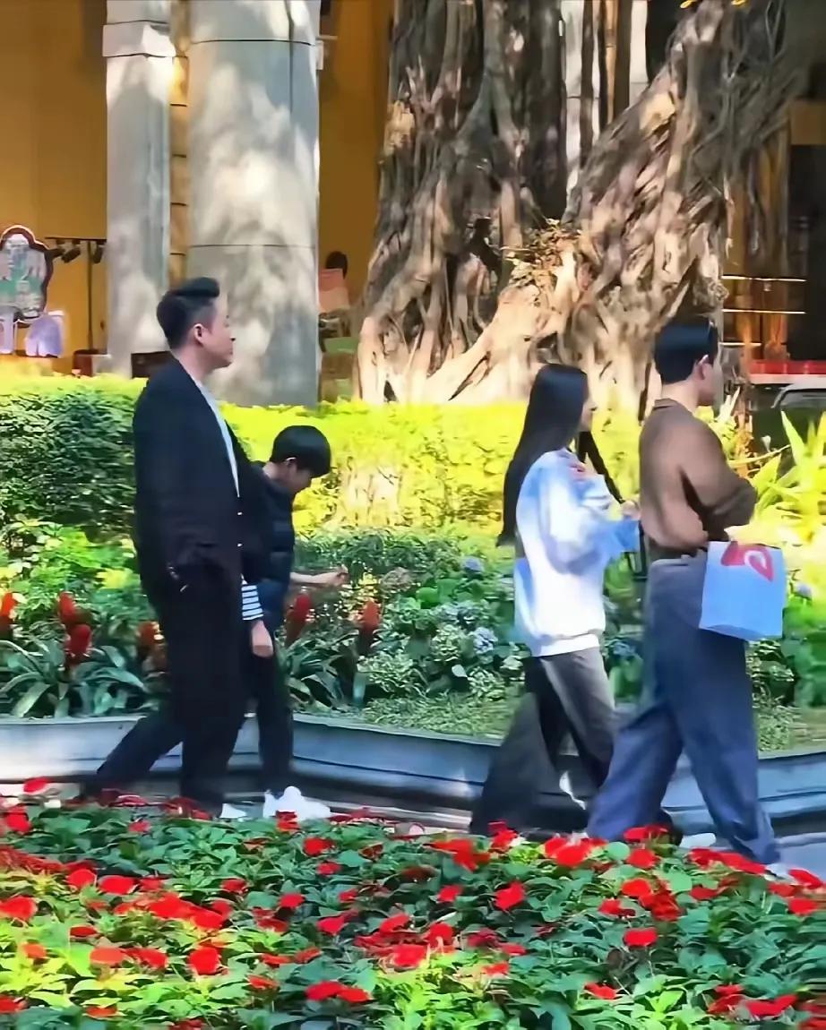 小玥玥在妈妈下葬时
徐家就没通知两个孩子送妈妈最后一程
现在，一周年祭日更是没有