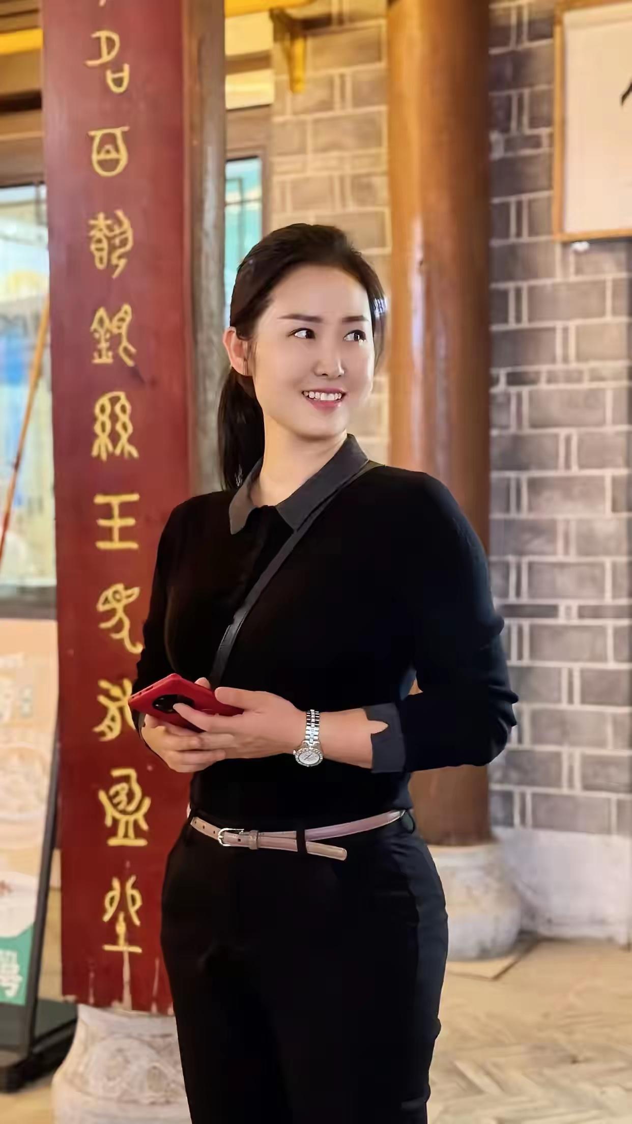 如果出现了这类现象，你作为她的老公，是打是骂约束教育可能都嫌烦人不理你或者还会跟