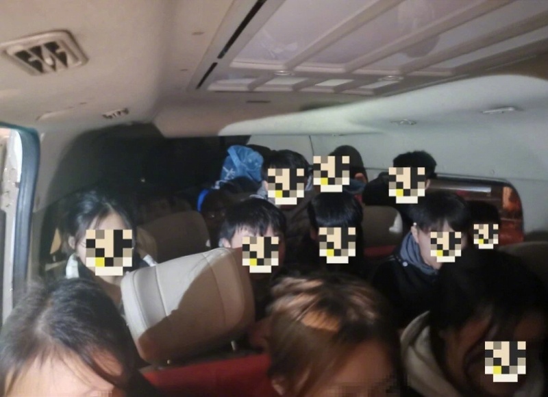 #9座面包车狂塞18人上高速#【肇庆交警查车，有超员车辆将10名乘客扔在高速上！